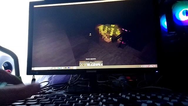 черный волк играет в Майнкрафт смотреть онлайн