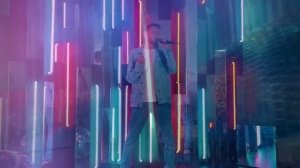 ОНА ПРОХОДИТ МИМО