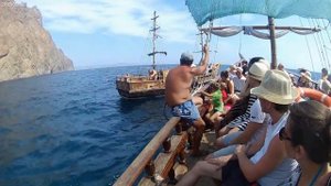 Крым.Карадаг.Золотые ворота с пересадкой пассажиров в открытом море. 2016.mp4