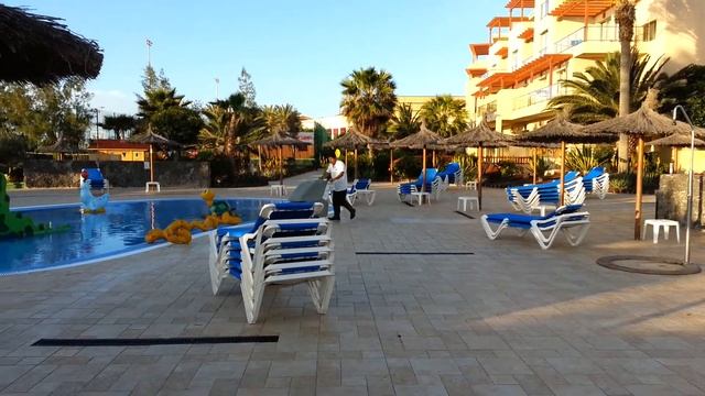 Поломойка COMAC утренняя уборка отеля на Канарах смотреть онлайн