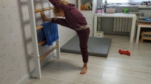 Упражнение у Шведской стенки 2