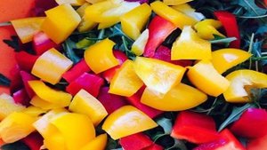 Салат с соусом Наршараб