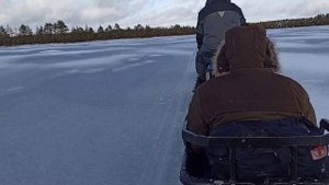 ВОТ ЭТО НАСЛУЗ! Мотобуксировщик Ураган способен на многое! Едем по озеру Игорь в Хвойнинском районе