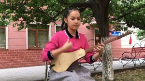 Игра на комузе в исполнении ученицы нашего лицея в честь дня кыргызского языка