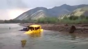 Кировец перезжает реку вброд Смотреть до конца.webm