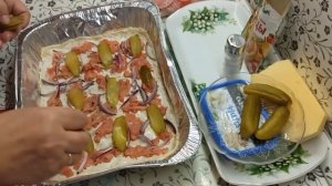 ПИЦЦА С РЫБОЙ ГОРБУШИ С СМЕТАННЫМ СОУСОМ.