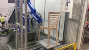 Робот Yaskawa MOTOMAN на выставке UMIDS 2018 красит Стулья и Детские кроватки