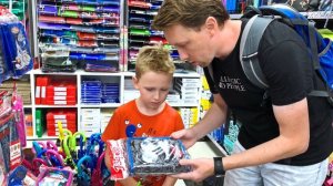 Илья и Картонка НЕ ГОТОВЫ к школе! КУДА ПРОПАЛИ все тетради?