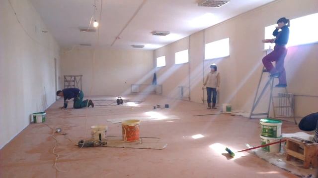 Варю стыки линолеума(Tarkett) а девочки красят обои. смотреть онлайн