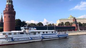 Теплоход «Дунай & Москва» плывёт по Москве-реке.