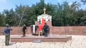 В центральном парке Лисичанска установили Красное знамя Победы