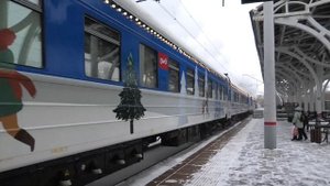 "В первый день зимы!" Паровоз П36-0031 с поездом Деда Мороза следует через о.п. Первомайская