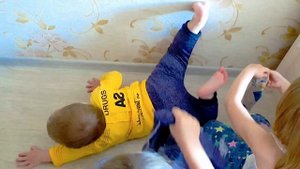 Смогут ли сестры одеть своего братика? Лера и Мили ПОМОГАЮТ маме. Одевают Роби БОССА на прогулку.