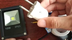 Распаковка и замер мощности светодиодного прожектора  10 Вт