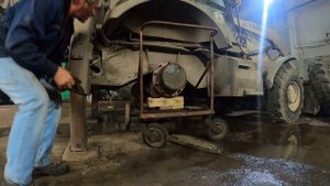 Стою на ремонте.Выкатил задний мост TEREX 815 TLB.
