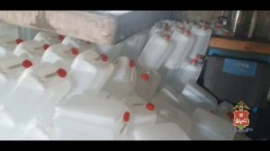 В Хакасии полицейские изъяли у жителя Абакана около 4 тысяч литров немаркированной спиртосодержащей
