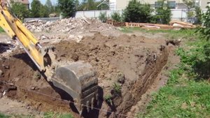 трактор - экскаватор JCB 3CX копка траншеи ленточного фундамента жилого дома. Калининград