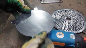 Зернодробилка своими руками. Дробилка из болгарки. Процесс изготовления.