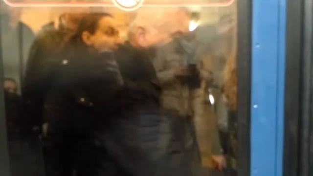 Реакция людей на не открывающуюся дверь в вагоне метро. смотреть онлайн