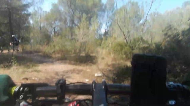 🚴🐗⛰️ 𝐒𝐚𝐥𝐢𝐝𝐚 𝐞𝐬𝐩𝐞𝐜𝐭𝐚𝐜𝐮𝐥𝐚𝐫 𝐜𝐨𝐧 𝐥𝐨𝐬 𝐜𝐫𝐚𝐜𝐤𝐬 𝐝𝐞 𝐥𝐚 @protourbcn @alberto.losada. Trialera Del Instituto 💪