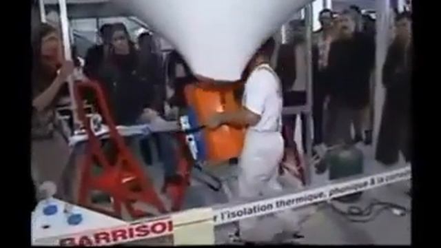 Демонстрация прочности натяжных потолков ПВХ смотреть онлайн