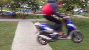 Трюкач на скутере
