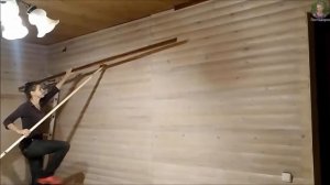 Как прикрепить потолочный плинтус к потолку одному без помощи.