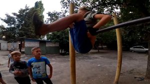 10ти Летняя Делает ТРЮКИ на ТУРНИКЕ Круче МНОГИХ Взрослых Пацанов и..