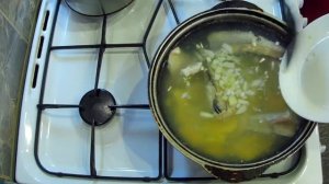 Рыба в бульоне на сковороде