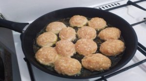 Тефтели с рисом в сметанном соусе на сковороде
