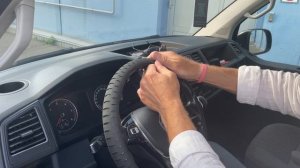2. Как надеть? Чехол Оплетку руля на круглых крючках. Volkswagen Caravelle. "Умелый Русский".
