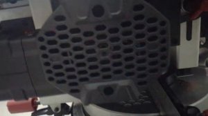 Торцевая комбинированная пила Зубр 305—1900 искрит