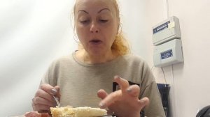 мукбанг/завтрак/пшенная каша и колбаска/на кухне с ксюшей/еда на камеру