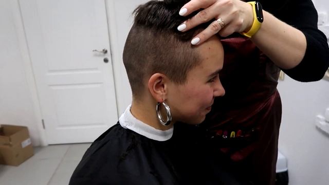 Подстриглась НАЛЫСО как это было Поход к парикмахеру Полине 18 лет смотреть онлайн
