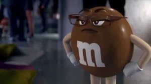 Вот и появился последний персонаж - коричневый M&M's