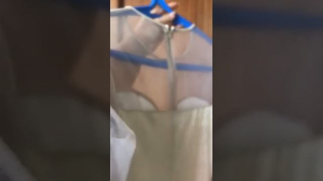 Шикарное золотистое вечернее платье.. смотреть онлайн