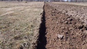 Как работает в поле оборотный плуг Бомет 3 по 45
