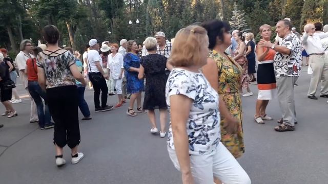 Беги, прошу я беги!!!??Танцы в парке Горького!!!??Харьков 2021 смотреть онлайн