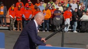 Джо Байден дважды споткнулся, когда поднимался на сцену в Филадельфии