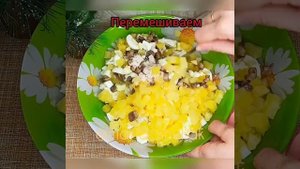 Салат с ананасами. Куриный салат с ананасами. Салат с курицей, грибами и ананасами. Вкусный салат.