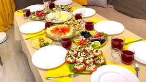 Готовлю салаты, закуски. Наклываю стол