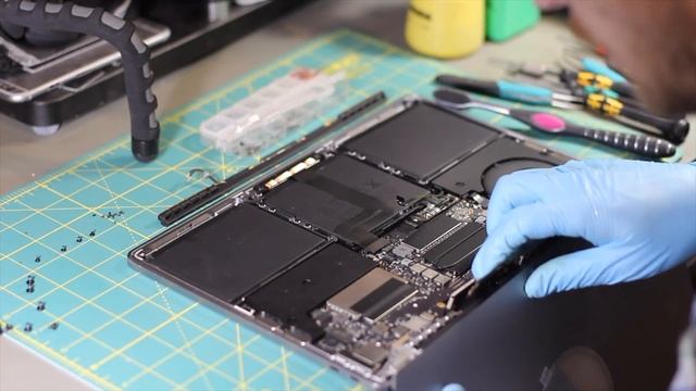 Macbook pro A1708 LCD replacement process timelapse. Заміна матриці на Macbook pro A1708. смотреть онлайн