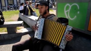 Талантливый бомж взорвал интернет офигенно поет