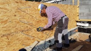 Резка стяжных шпилек на опалубке.