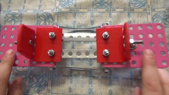 МЕТАЛЛИЧЕСКИЕ КАЧЕЛИ - конструктор для уроков труда. Ручная сборка  крутим болтики и гайки смотреть онлайн