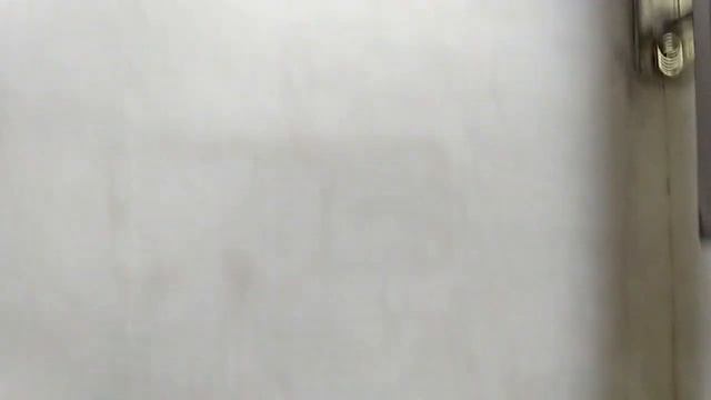 Паломник набирает Зам-Зам и делает дуа для тех кто будет пить эту воду