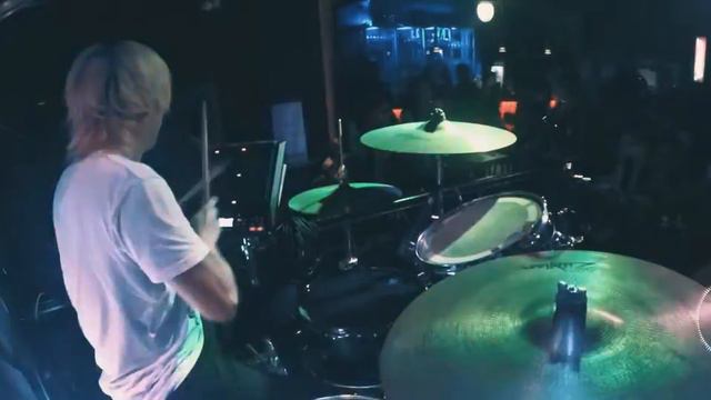 Brisom Pilot Live at The 70's Bistro смотреть онлайн