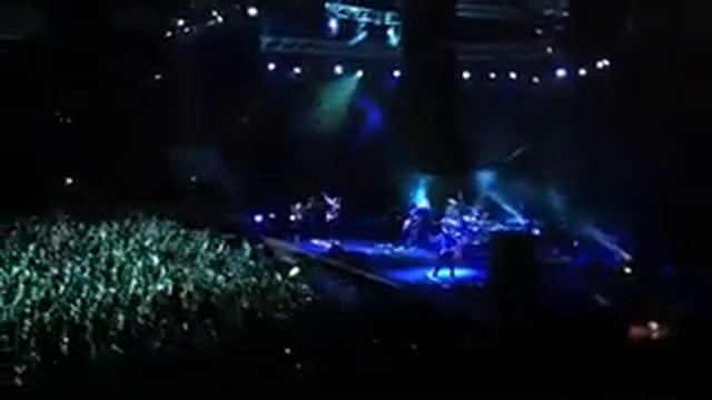 Многотысячная толпа поет с Аврил Лавин смотреть онлайн