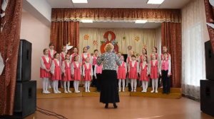 "Край родной" исполняет детский хор "Радость"