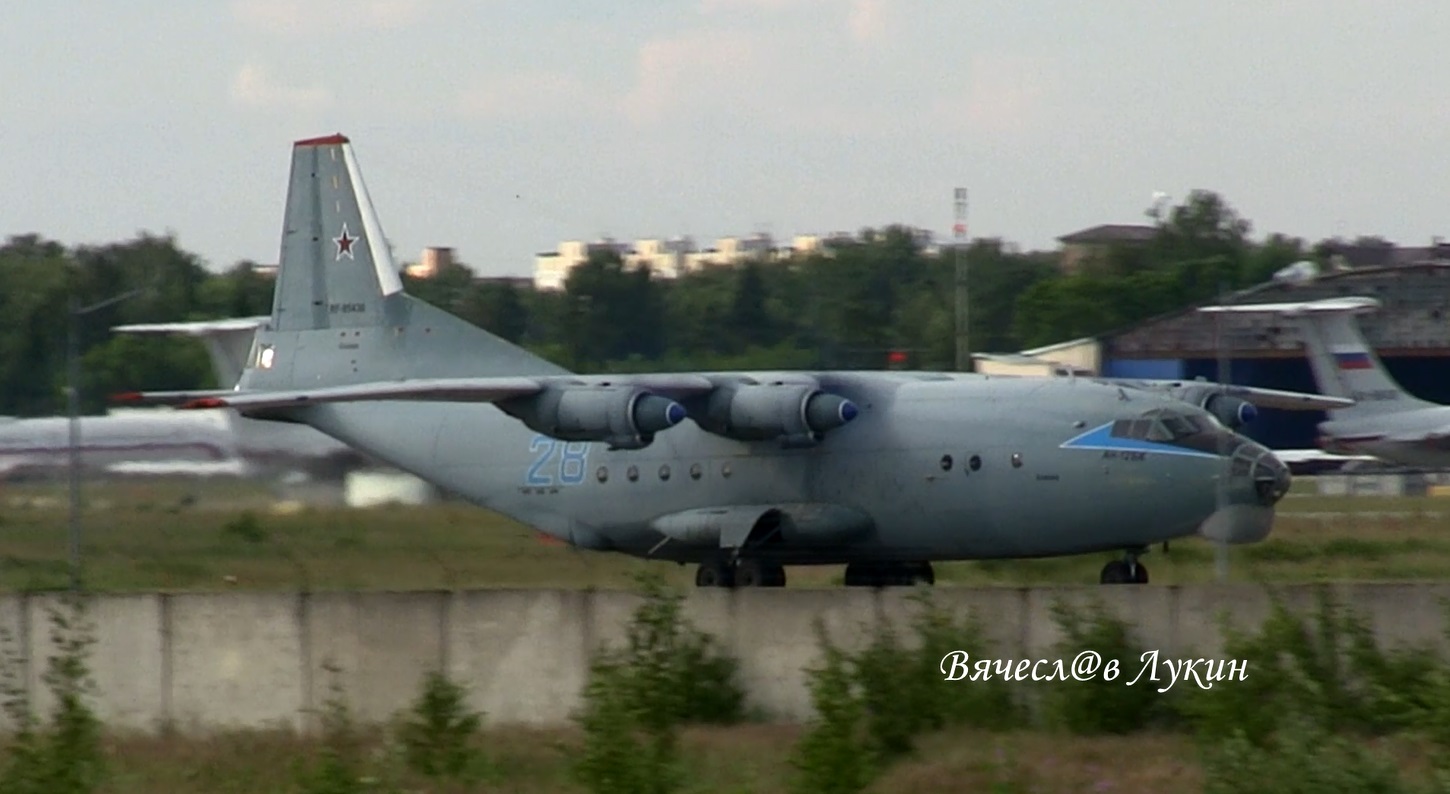 Посадка Ан-12БК RF-95430 / 28